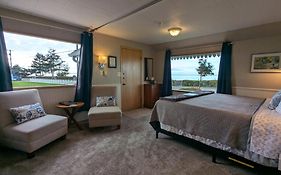 Juan De Fuca Waterfront Hotel & Cottages